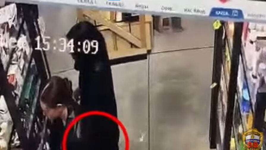 Полицейские поймали карманницу, укравшую телефон у девушки в московском магазине