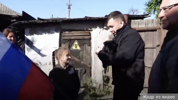 Девочке из Макеевки, встречающей летчиков с флагом России, подарили щенка по поручению Путина