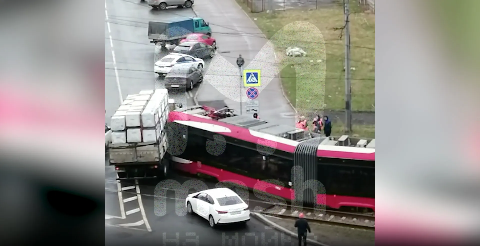 В Петербурге трамвай сошёл с рельсов после столкновения с грузовиком